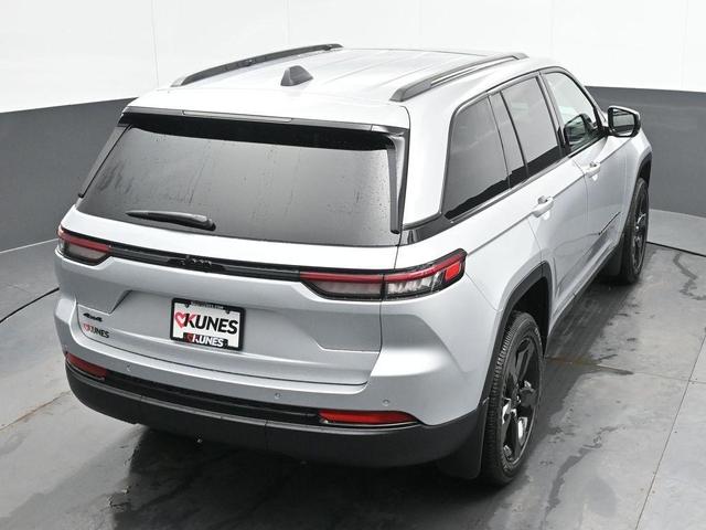 Photo of 2025 Silver Zynith Jeep Grand Cherokee