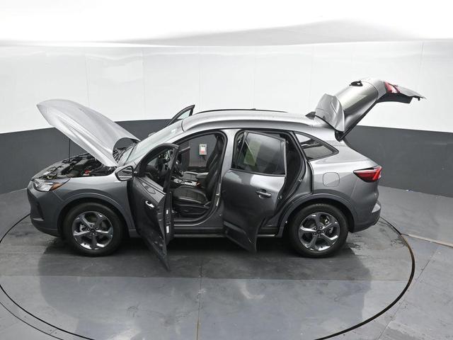 Photo of 2024 Gray Metallic Ford Escape