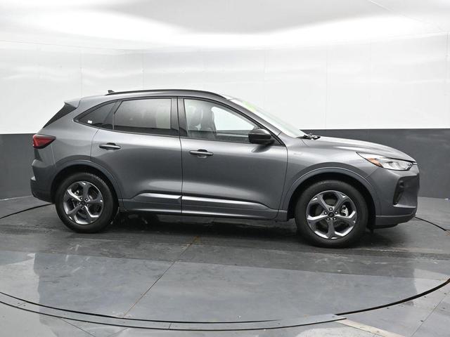 Photo of 2024 Gray Metallic Ford Escape