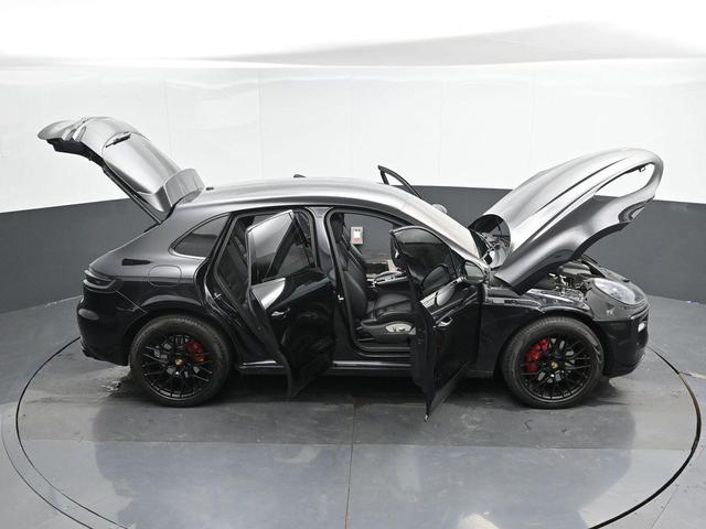 Photo of 2021 Black Porsche Macan