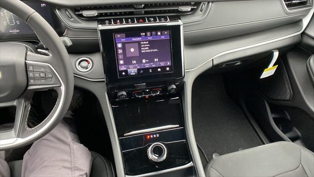 Photo of 2025 Diamond Black Crystal Pearlcoat Jeep Grand Cherokee L