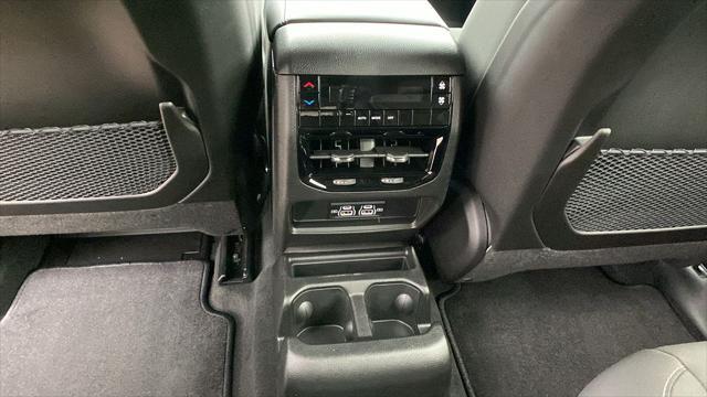 Photo of 2025 Diamond Black Crystal Pearlcoat Jeep Grand Cherokee L