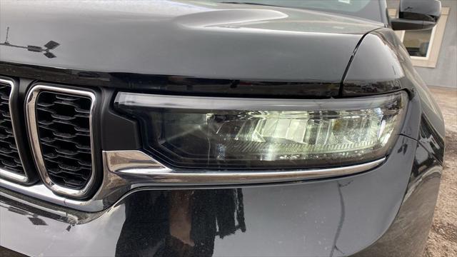 Photo of 2025 Diamond Black Crystal Pearlcoat Jeep Grand Cherokee L