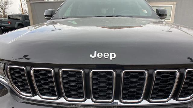 Photo of 2025 Diamond Black Crystal Pearlcoat Jeep Grand Cherokee L