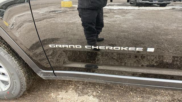 Photo of 2025 Diamond Black Crystal Pearlcoat Jeep Grand Cherokee L