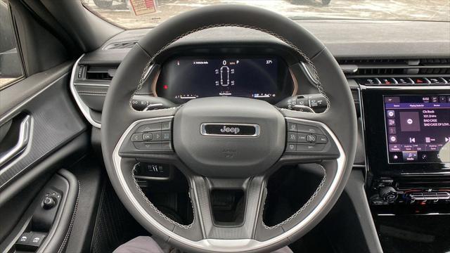 Photo of 2025 Diamond Black Crystal Pearlcoat Jeep Grand Cherokee L