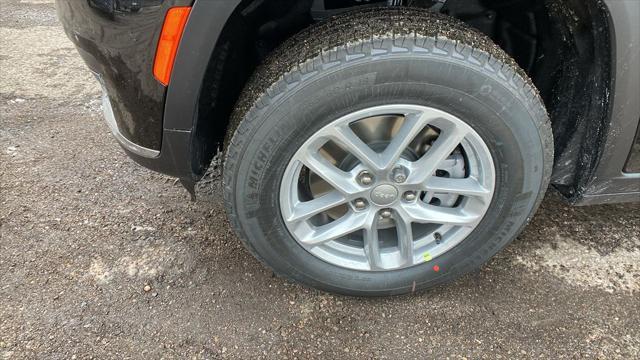 Photo of 2025 Diamond Black Crystal Pearlcoat Jeep Grand Cherokee L