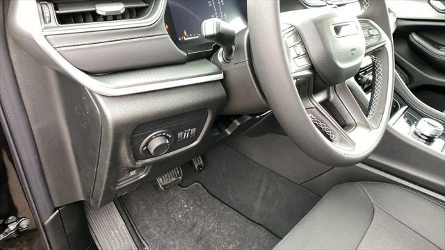 Photo of 2025 Diamond Black Crystal Pearlcoat Jeep Grand Cherokee L
