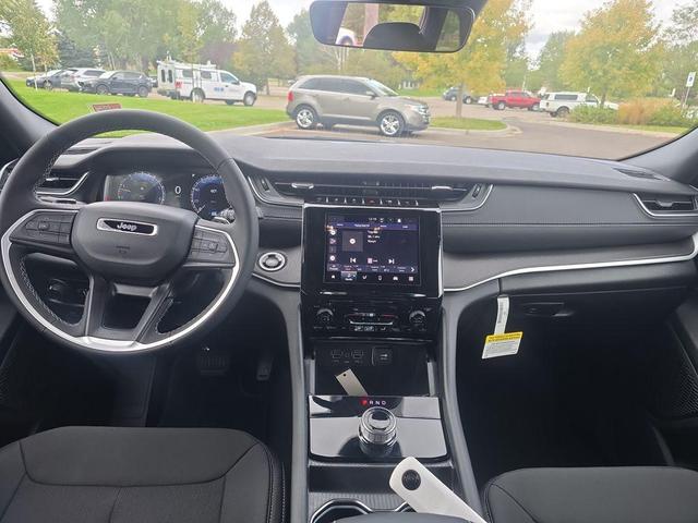 Photo of 2025 Silver Zynith Jeep Grand Cherokee