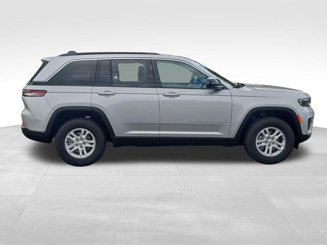 Photo of 2025 Silver Zynith Jeep Grand Cherokee