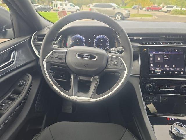 Photo of 2025 Silver Zynith Jeep Grand Cherokee