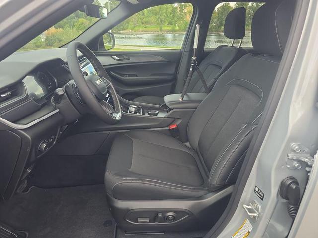 Photo of 2025 Silver Zynith Jeep Grand Cherokee