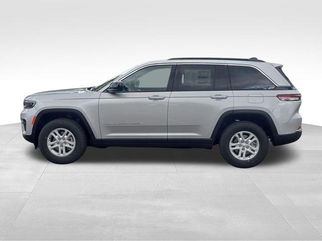 Photo of 2025 Silver Zynith Jeep Grand Cherokee