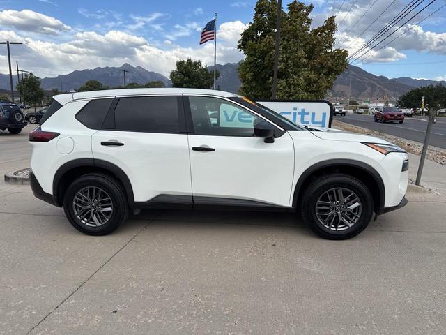 Photo of 2023 Glacier White Nissan Rogue