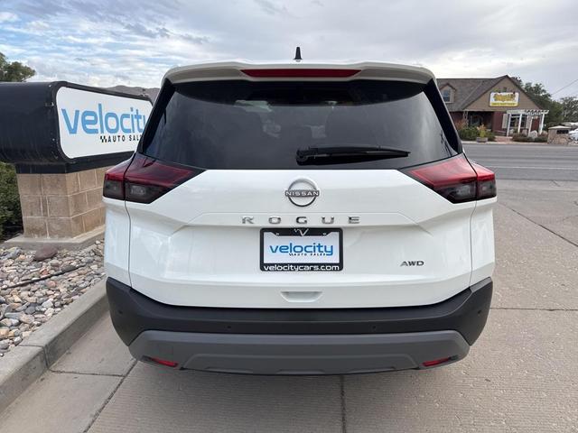 Photo of 2023 Glacier White Nissan Rogue