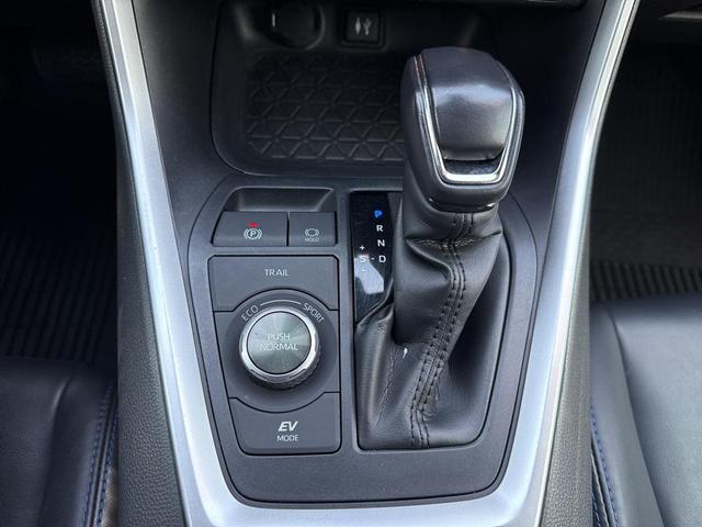 Photo of 2019 White Toyota RAV4 Hybrid