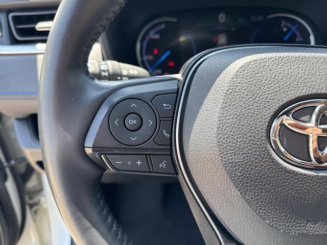 Photo of 2019 White Toyota RAV4 Hybrid