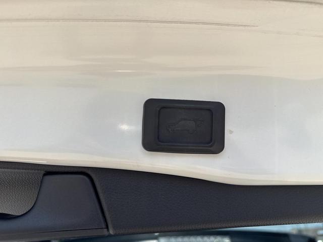 Photo of 2019 White Toyota RAV4 Hybrid