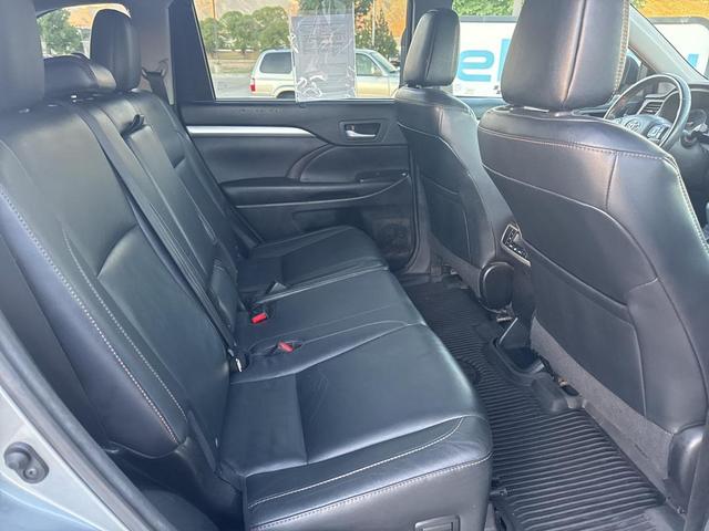 Photo of 2016 Silver Sky Metallic Toyota Highlander