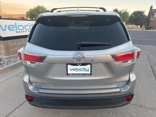 Photo of 2016 Silver Sky Metallic Toyota Highlander