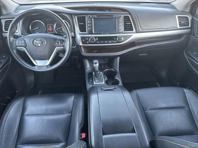 Photo of 2016 Silver Sky Metallic Toyota Highlander