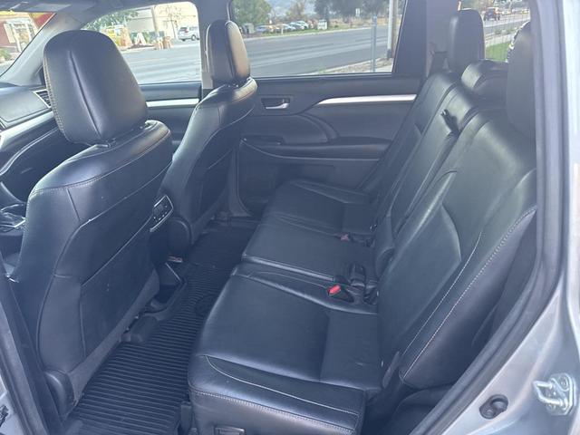 Photo of 2016 Silver Sky Metallic Toyota Highlander