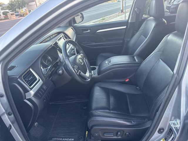 Photo of 2016 Silver Sky Metallic Toyota Highlander