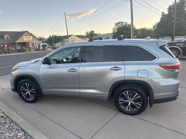 Photo of 2016 Silver Sky Metallic Toyota Highlander