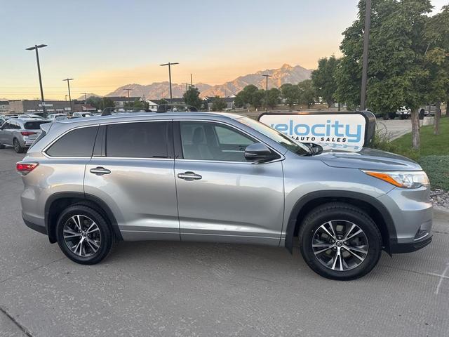 Photo of 2016 Silver Sky Metallic Toyota Highlander