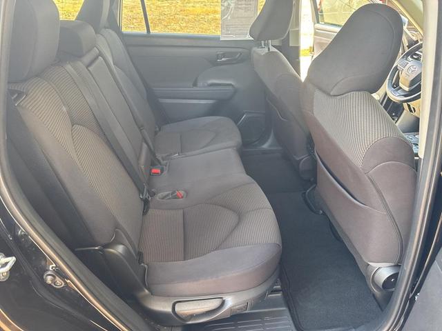 Photo of 2023 Midnight Black Metallic Toyota Highlander