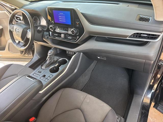 Photo of 2023 Midnight Black Metallic Toyota Highlander