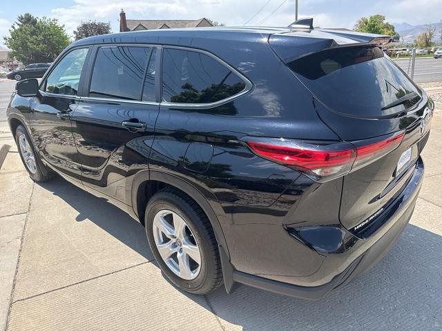 Photo of 2023 Midnight Black Metallic Toyota Highlander
