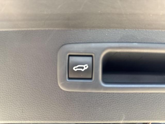 Photo of 2023 Midnight Black Metallic Toyota Highlander