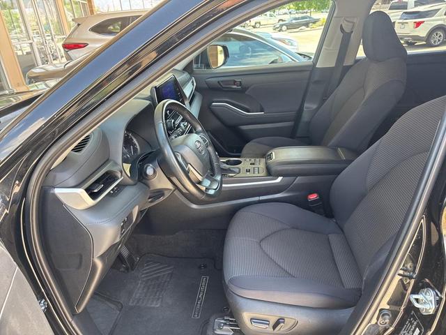 Photo of 2023 Midnight Black Metallic Toyota Highlander