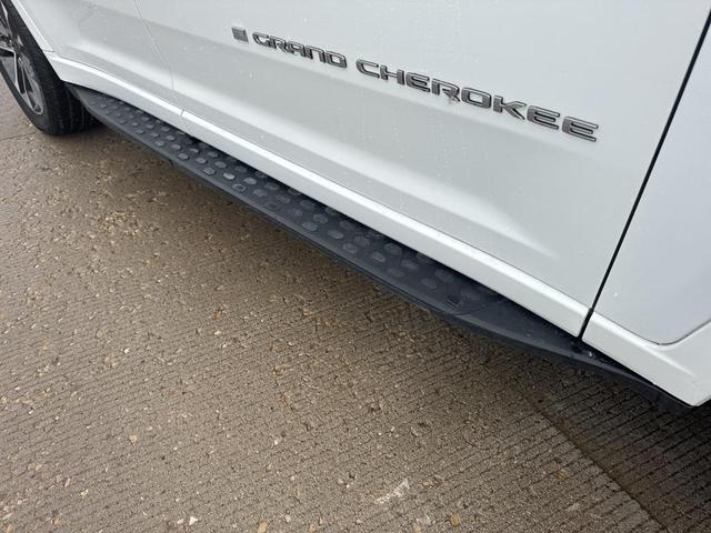 Photo of 2021 Bright White Clearcoat Jeep Grand Cherokee L