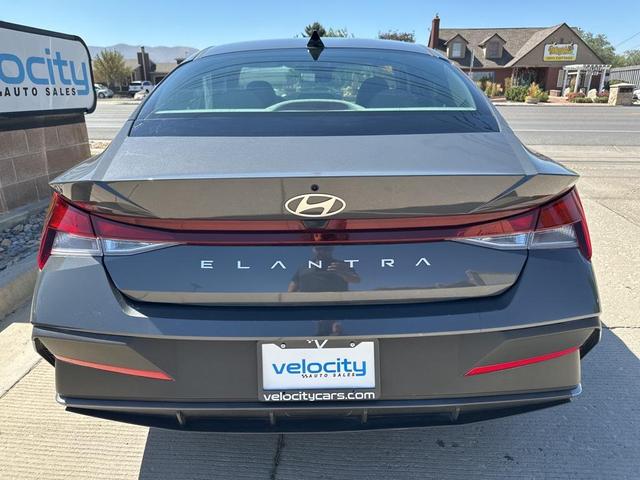 Photo of 2024 Ecotronic Gray Hyundai ELANTRA
