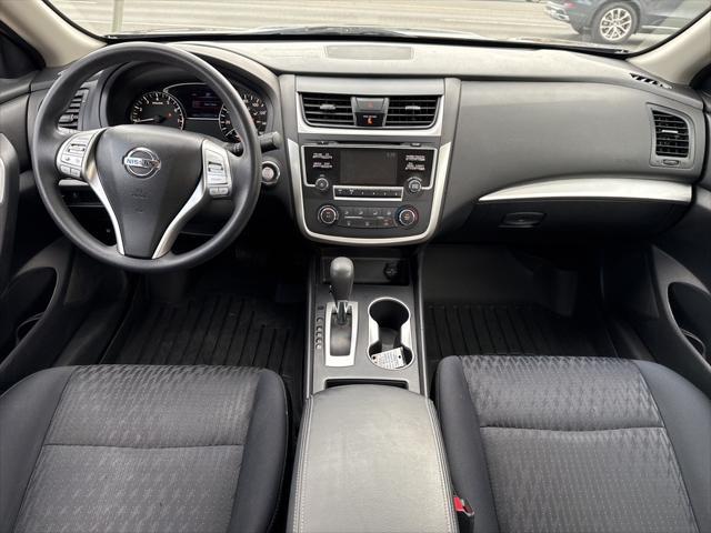 Photo of 2017 Super Black Clearcoat Nissan Altima
