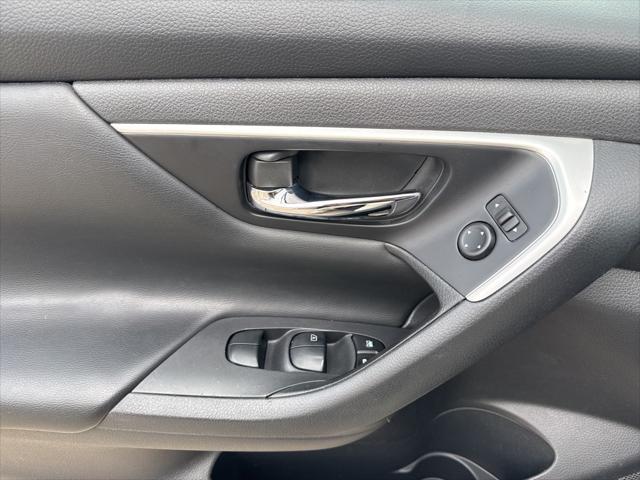 Photo of 2017 Super Black Clearcoat Nissan Altima