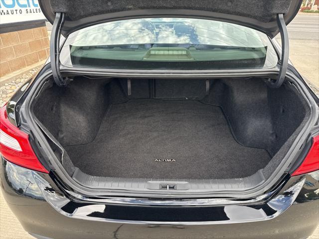 Photo of 2017 Super Black Clearcoat Nissan Altima