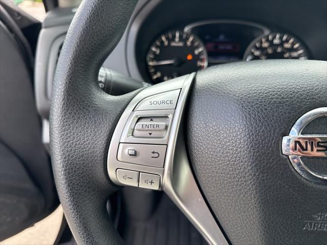 Photo of 2017 Super Black Clearcoat Nissan Altima