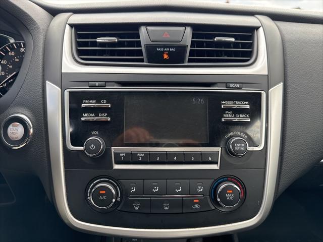 Photo of 2017 Super Black Clearcoat Nissan Altima