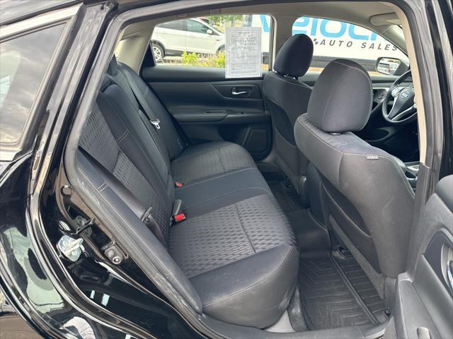 Photo of 2017 Super Black Clearcoat Nissan Altima