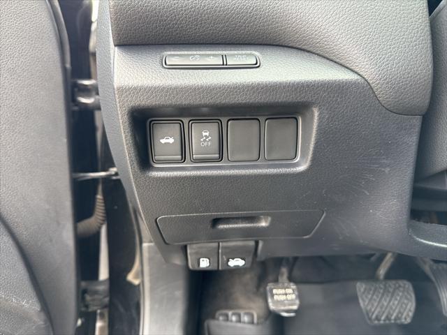 Photo of 2017 Super Black Clearcoat Nissan Altima