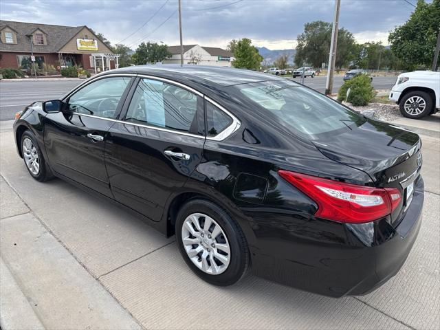 Photo of 2017 Super Black Clearcoat Nissan Altima