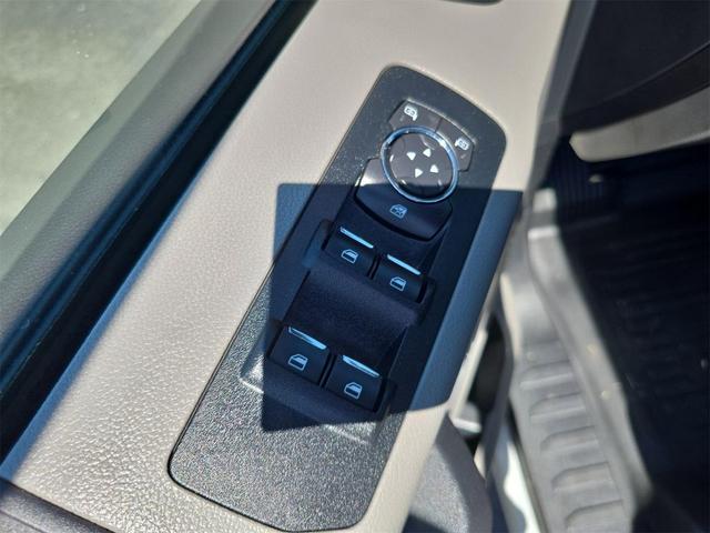 Photo of 2015 Oxford White Ford F-150