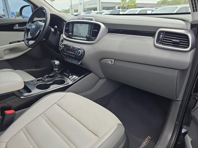 Photo of 2020 Ebony Black Kia Sorento