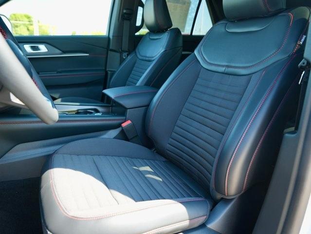Photo of 2025 Star White Ford Explorer