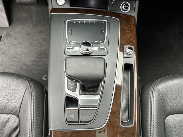 Photo of 2019 Mythos Black Metallic Audi Q5