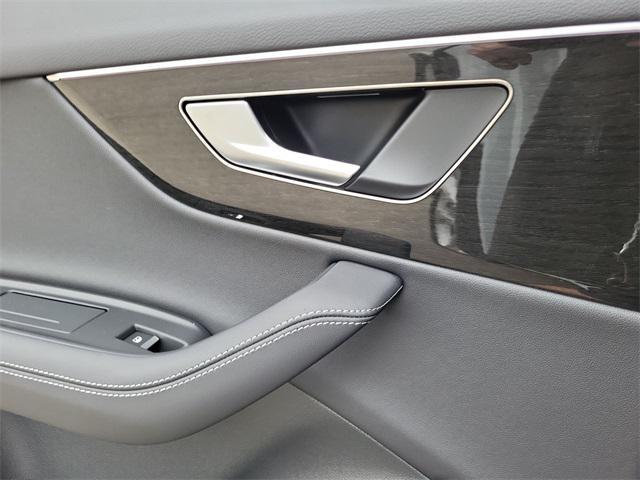 Photo of 2025 Glacier White Metallic Audi Q7