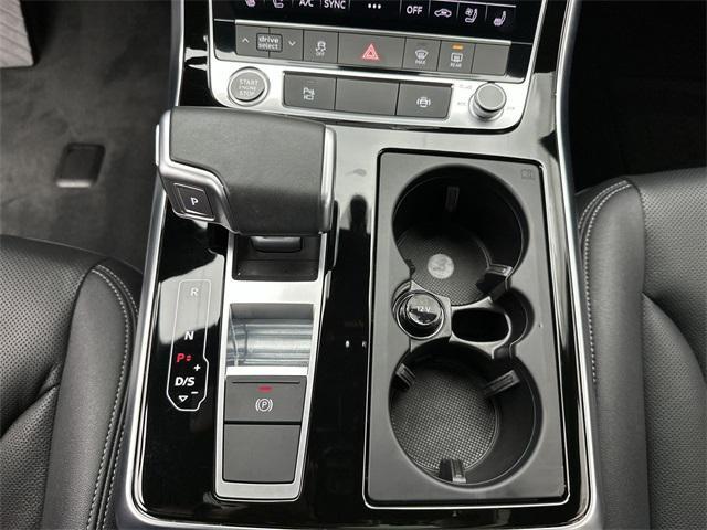 Photo of 2025 Glacier White Metallic Audi Q7